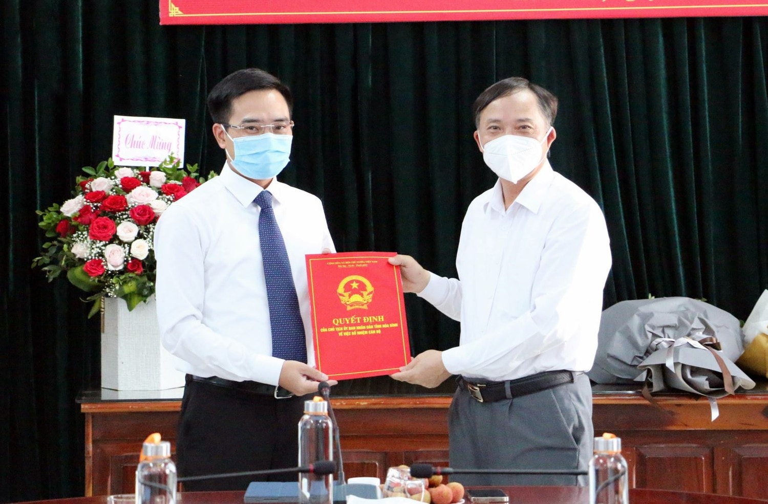 Phó Bí thư Tỉnh ủy, Chủ tịch UBND tỉnh Bùi Văn Khánh trao quyết định bổ nhiệm cán bộ cho ông Bùi Đức Nam, Giám đốc Sở Thông tin và Truyền thông