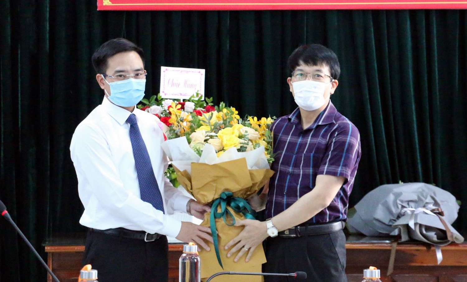 Thay mặt tập thể cán bộ, công chức, viên chức Sở Thông tin và Truyền thông, Phó Giám đốc Sở Thông tin và Truyền thông Hoàng Mạnh Cường tặng hoa chúc mừng Tân Giám đốc Sở Bùi Đức Nam trên cương vị mới
