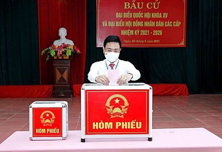 Phó Chủ tịch Thường trực UBND tỉnh Vũ Việt Văn bỏ phiếu bầu cử tại khu vực bỏ phiếu số 2, thị trấn Tam Sơn, huyện Sông Lô
