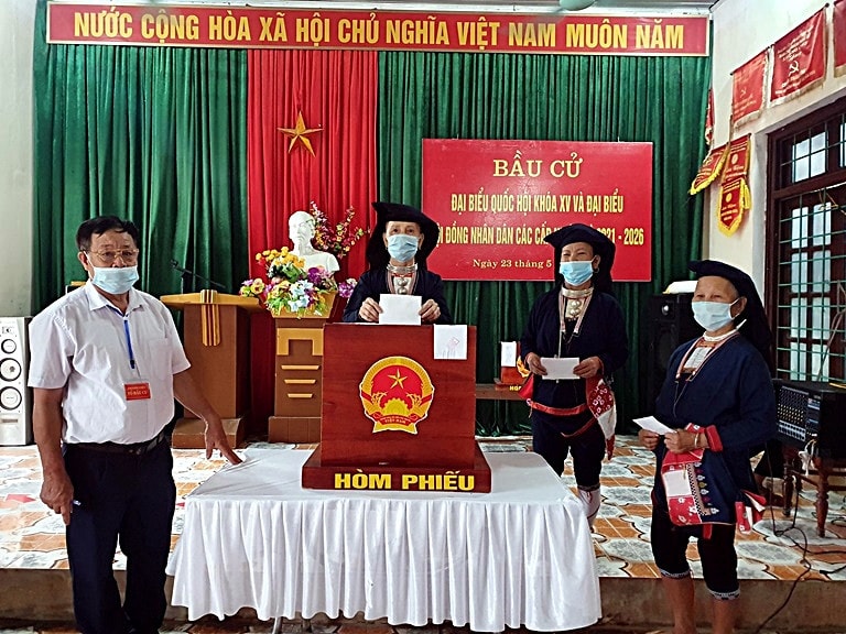 Cử tri đồng bào dân tộc Dao, thôn Thành Công, xã Lãng Công (huyện Sông Lô) bỏ phiếu bầu ĐBQH Khóa XV và đại biểu HĐND các cấp nhiệm kỳ 2021-2026