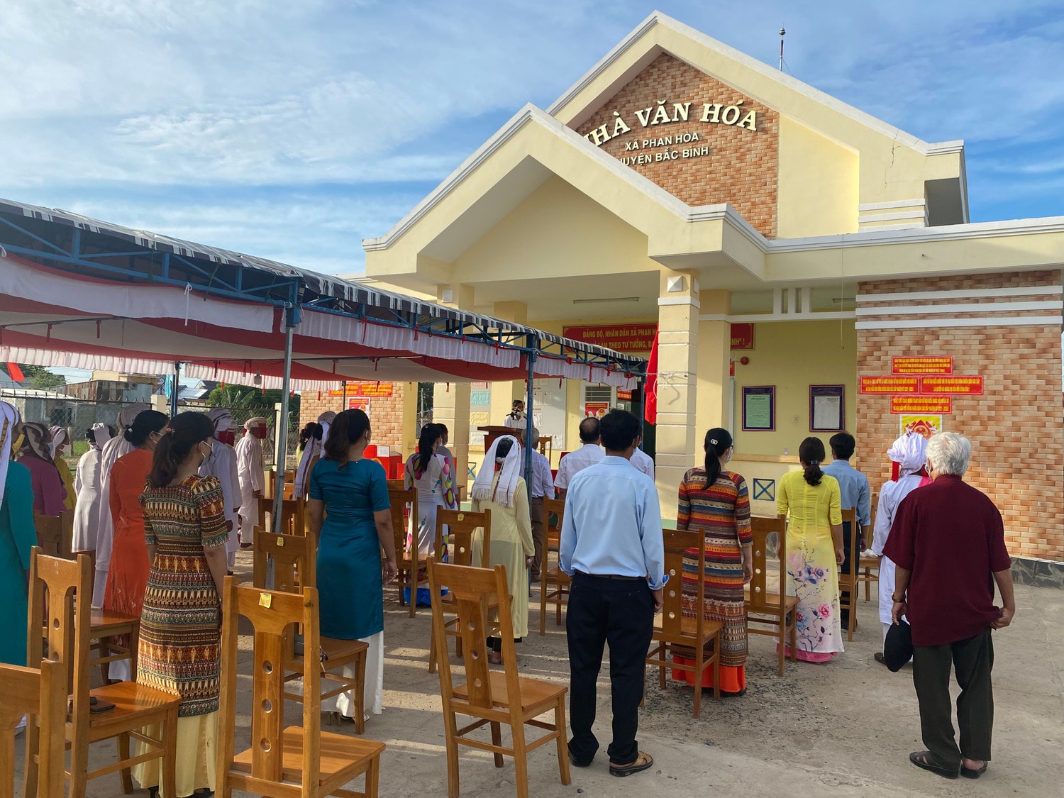 Các cử tri thôn Bình Minh, xã Phan Hòa đã có mặt đầy đủ để thực hiện nghi lễ chào cờ