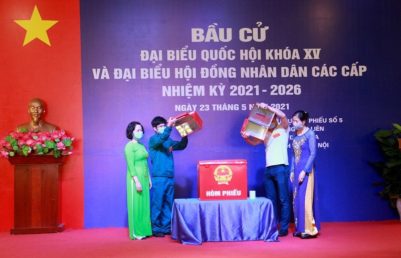 Các thủ tục đọc nội quy phòng bỏ phiếu; kiểm tra, niêm phong hòm phiếu theo quy định tại điểm bầu cử