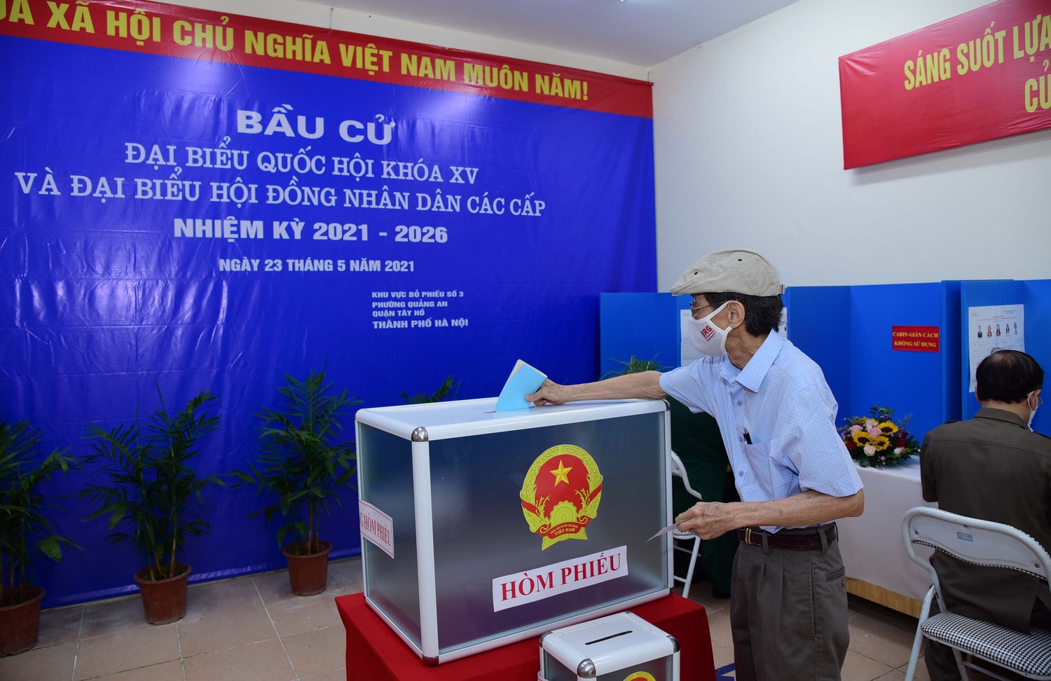 Cử tri Vũ Đình Tơ 82 tuổi là cử tri đầu tiên bỏ phiếu
