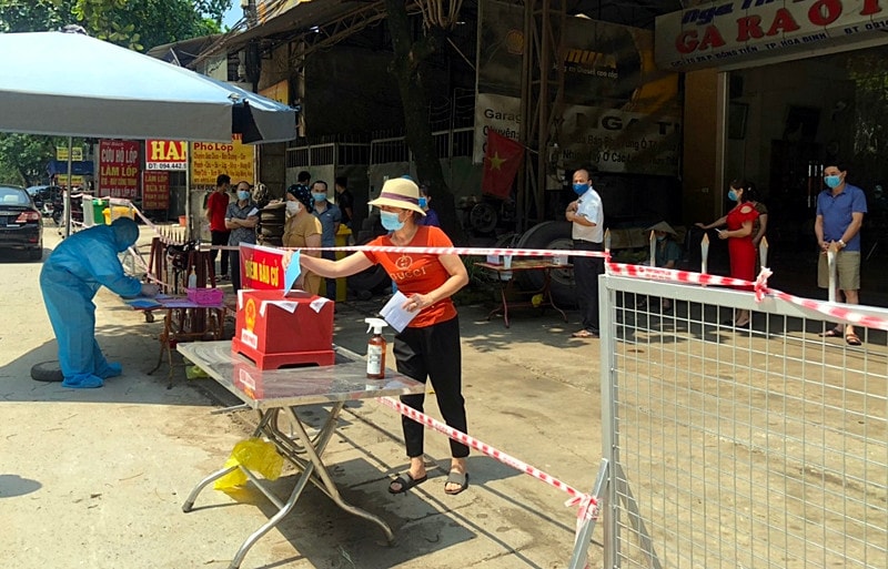 42 cử tri điểm phong toả tổ 15 thuộc đơn vị bầu cử số 7, phường Đồng Tiến, thành phố Hòa bình thực hiện quyền công dân, bỏ phiếu bầu cử ĐBQH Khóa XV và đại biểu HĐND các cấp nhiệm kỳ 2021 - 2026