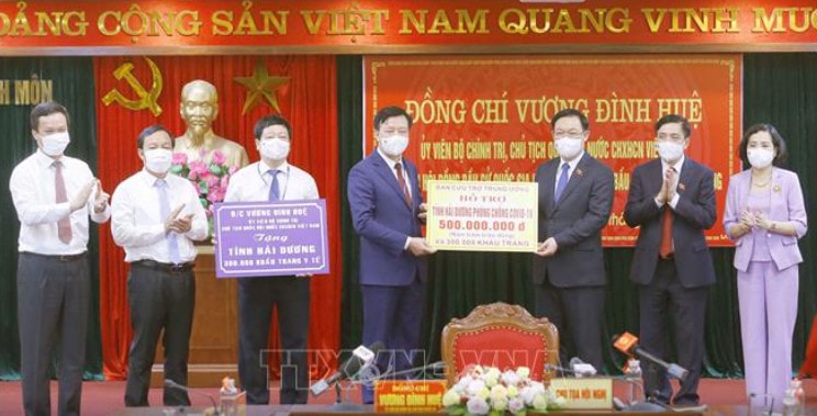 Chủ tịch Quốc hội, Chủ tịch Hội đồng Bầu cử quốc gia Vương Đình Huệ và Đoàn công tác trao tặng tỉnh Hải Dương 300.000 khẩu trang y tế và 500 triệu đồng để hỗ trợ tỉnh phòng, chống dịch Covid – 19 Ảnh: Doãn Tấn – TTXVN