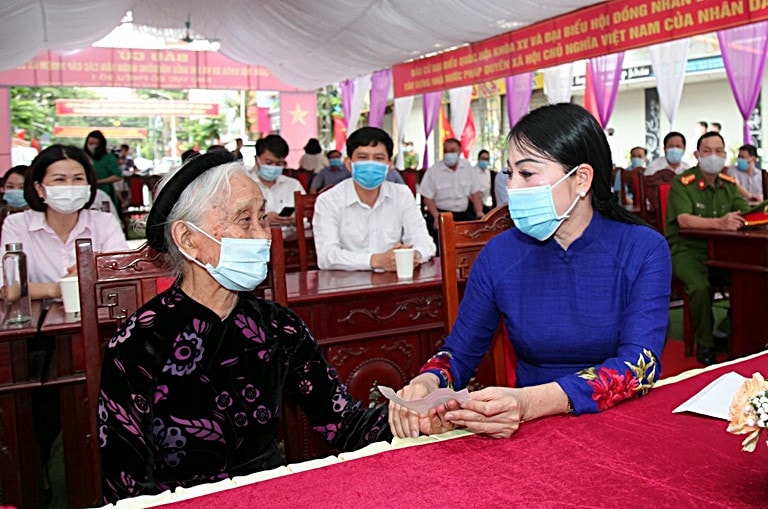 Bí thư Tỉnh ủy Hoàng Thị Thúy Lan hỏi thăm sức khỏe cụ Nguyễn Thị Thành - Người cao tuổi nhất của TDP Nguyễn Viết Xuân, Tổ bầu cử số 1, phường Ngô Quyền (Vĩnh Yên)