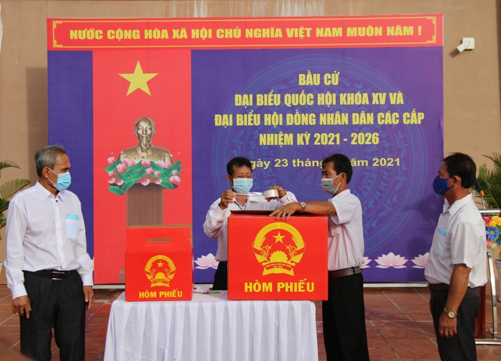 Ban tổ chức tiến hành kiểm tra hòm phiếu