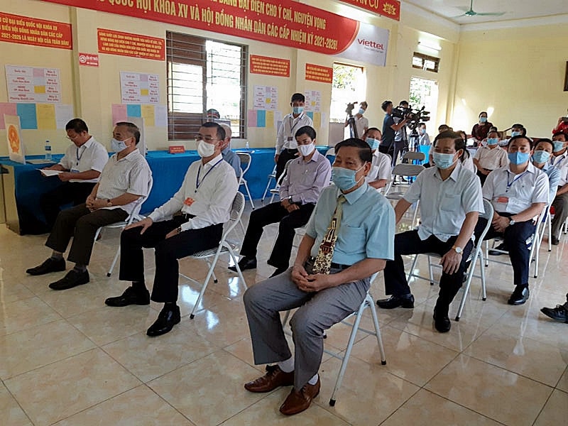 Các cử tri thực hiện giãn cách đảm bảo quy định 