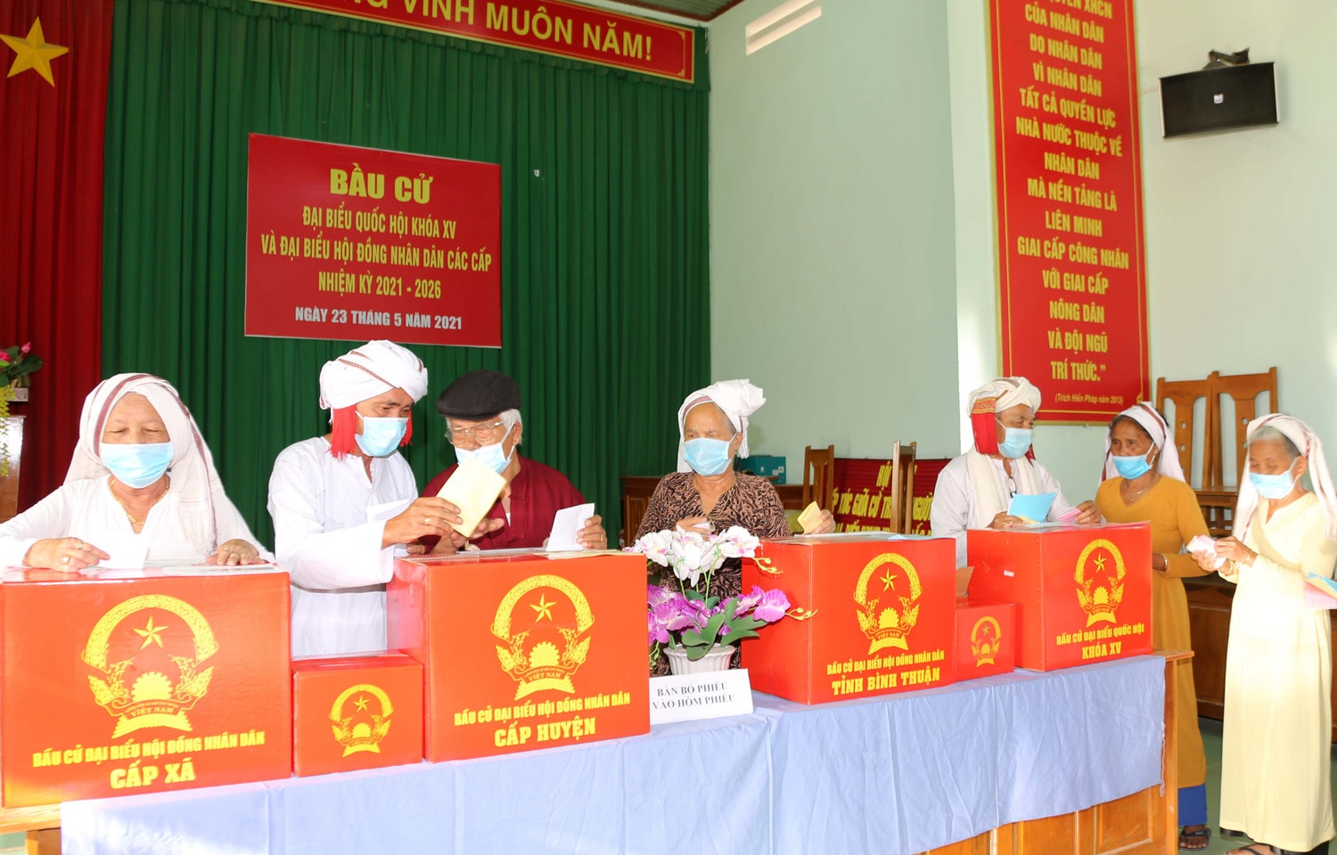 Các cử tri thôn Bình Minh, xã Phan Hòa thực hiện quyền và nghĩa vụ công dân