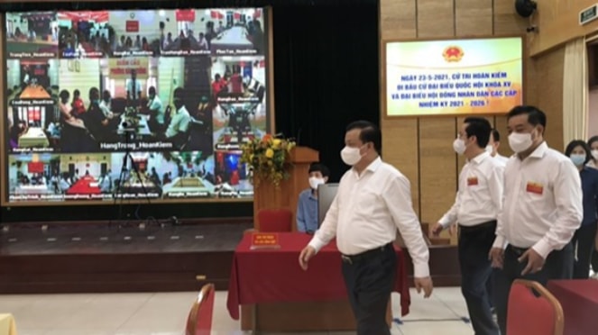 Bí thư Thành ủy Hà Nội Đinh Tiến Dũng đi kiểm tra tại một số điểm bầu cử (Ảnh: TTXVN)
