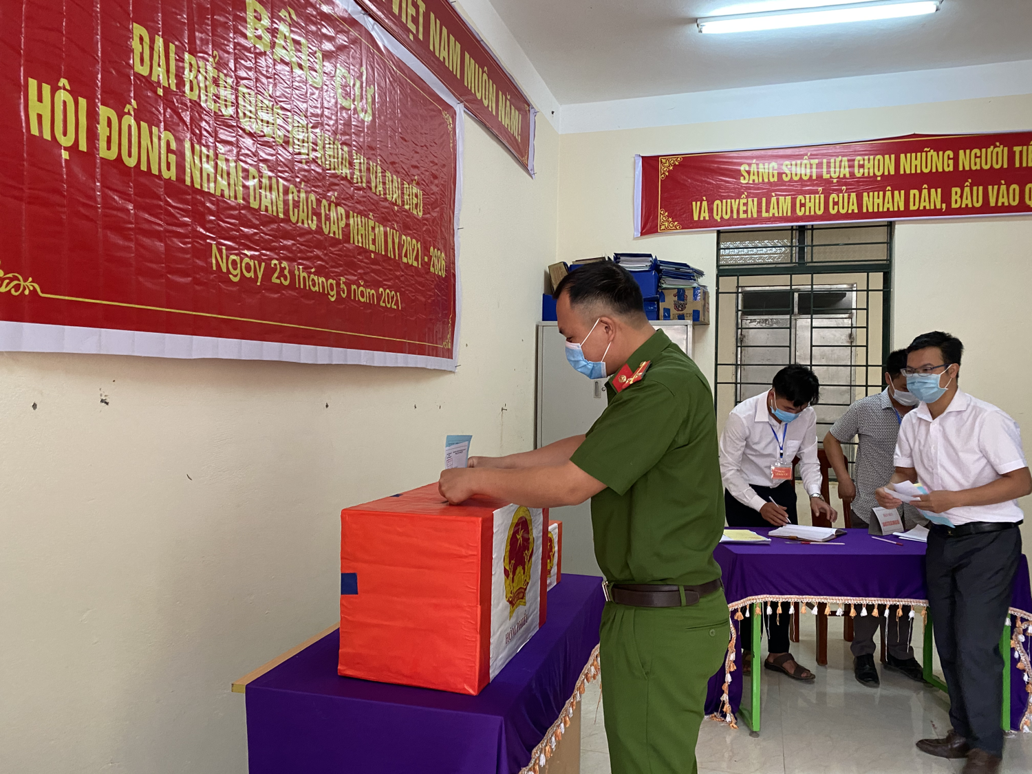 Những lá phiếu đầu tiên được cử tri bỏ vào hòm phiếu Công tác kiểm tra y tế, sát trùng khử khuẩn được thực hiện nghiêm túc tại điểm bầu cử số 7, thuộc đơn vị bầu cử số 3, xã Pa Ủ, huyện Mường Tè, tỉnh Lai Châu