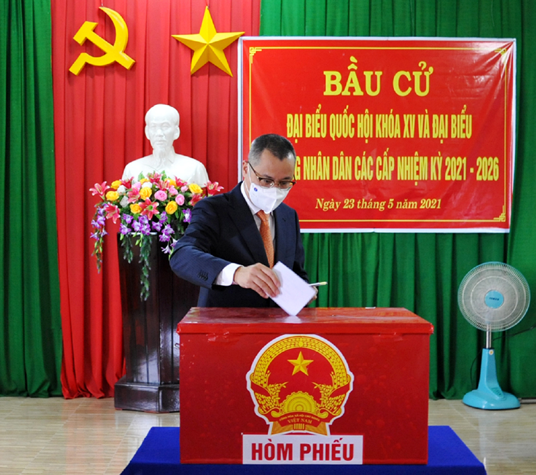 Bí thư Tỉnh ủy Phạm Đại Dương tham gia bầu cử tại khu vực bỏ phiếu số 11 thuộc phường 9 (TP Tuy Hòa). Ảnh: ANH NGỌC