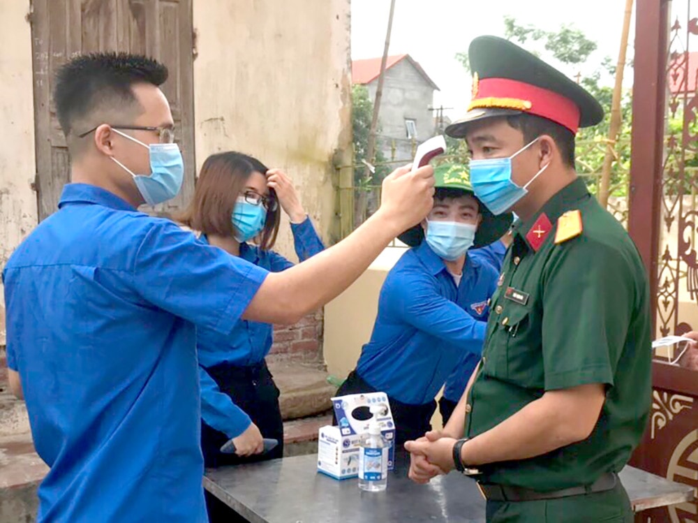 Cử tri đều được kiểm tra thân nhiệt trước khi bầu cử