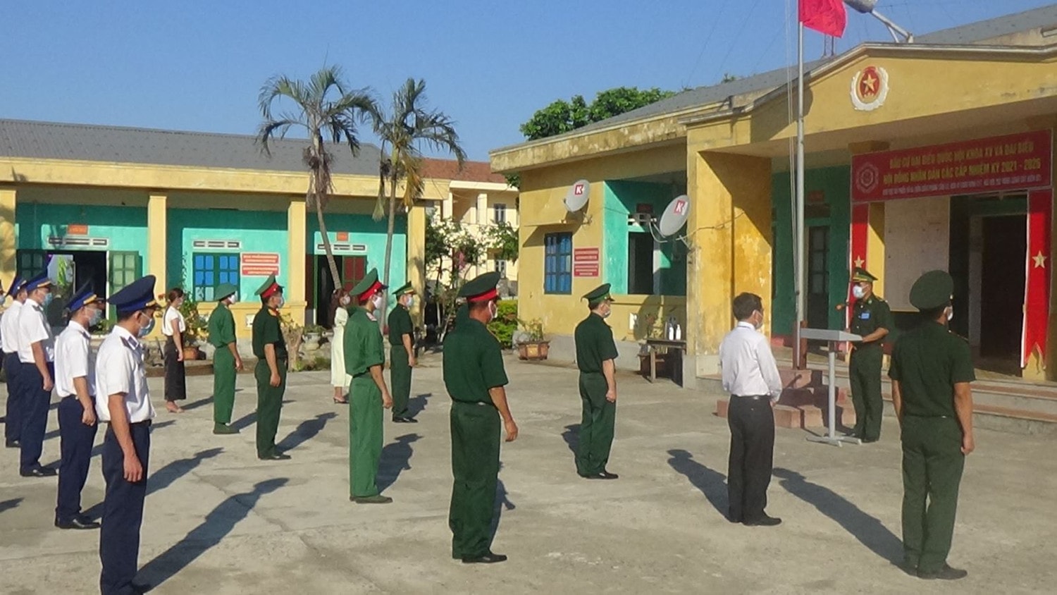 Từ sáng sớm, cử tri quân dân trên đảo đã có mặt tại khu vực bầu cử để bỏ phiếu