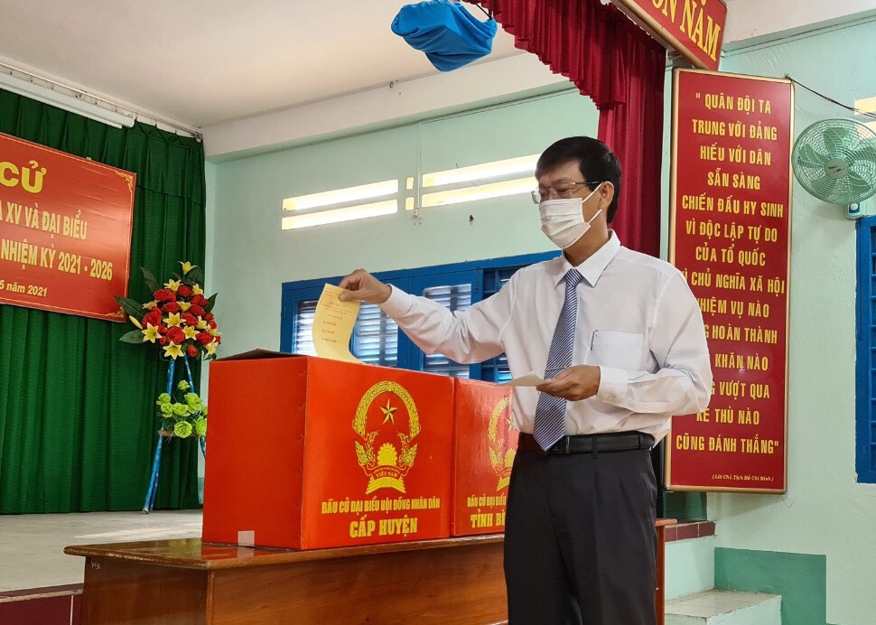 Bí thư Huyện ủy, Chủ tịch UBND huyện Phú Quý Lê Quang Vinh thực hiện quyền công dân.