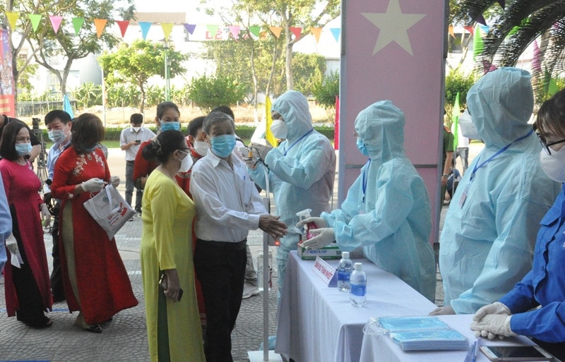 Cử tri TP Đà Nẵng thực hiện nghiêm túc biện pháp 5K khi đi bầu cử.jpg