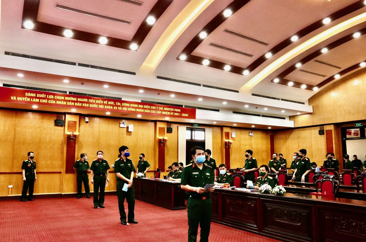 Cử tri xếp hàng lần lượt, giữ khoảng cách 2m