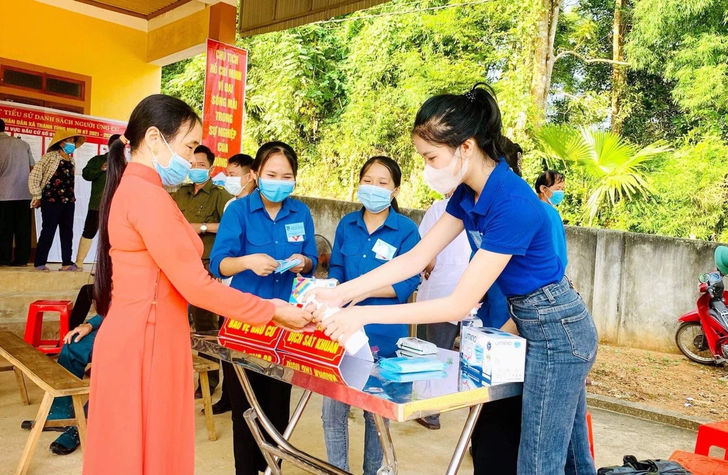Cử tri xã Thanh Lâm (Thanh Chương) được hướng dẫn sát khuẩn và giữ khoảng cách khi tham gia bầu cử