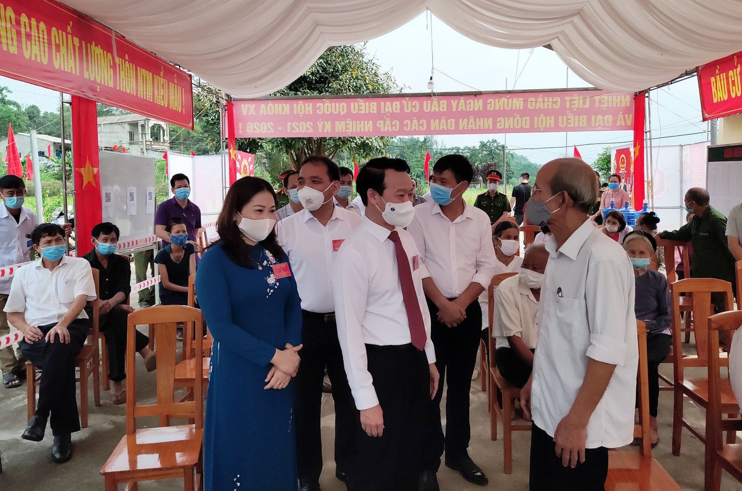 Bí thư Tỉnh ủy Đỗ Đức Duy đến kiểm tra công tác bầu cử tại khu vực bỏ phiếu số 4, xã Quy Mông, huyện Trấn Yên