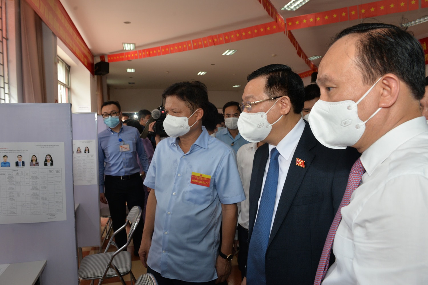 Chủ tịch Quốc hội Vương Đình Huệ kiểm tra công tác bầu cử tại huyện Đông Anh, Hà Nội Ảnh: Chiến Thắng