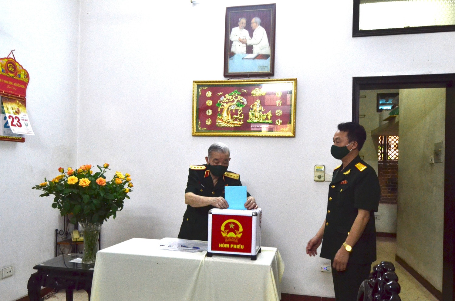 Đại tướng Nguyễn Quyết (99 tuổi) - đại biểu Quốc hội Khoá IV, V, VI thực hiện quyền công dân tại nhà riêng do tuổi cao sức khoẻ yếu