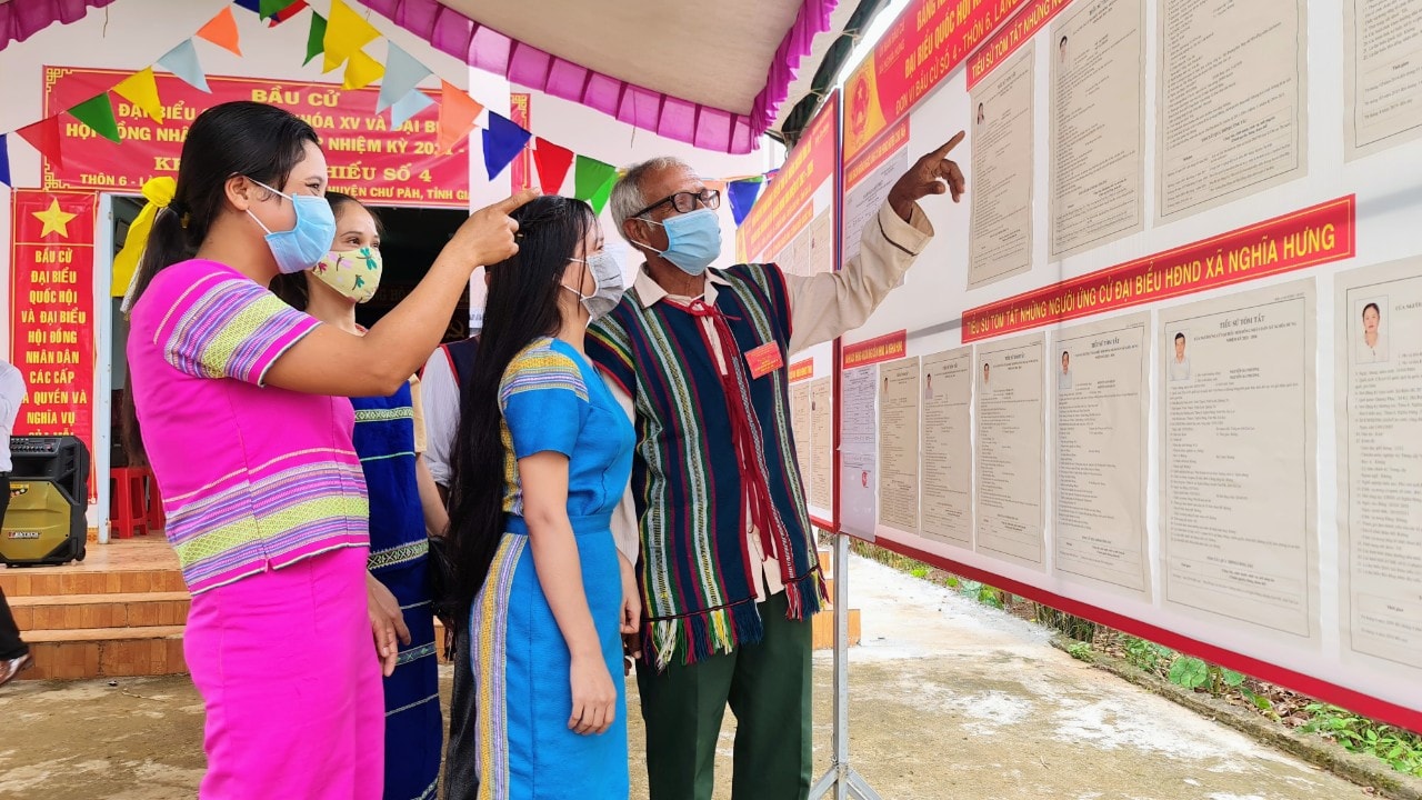 Cử tri người dân tộc Xê Đăng khu vực bầu cử số 04, thôn 6, làng Ea Lũh, xã Nghĩa Hưng, huyện Chư Păh
