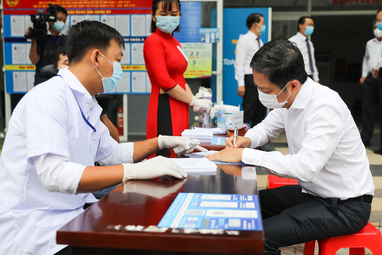 Trưởng Ban Kinh tế Trung ương Trần Tuấn Anh thực hiện các thủ tục khai báo y tế trước khi bỏ phiếu theo quy định