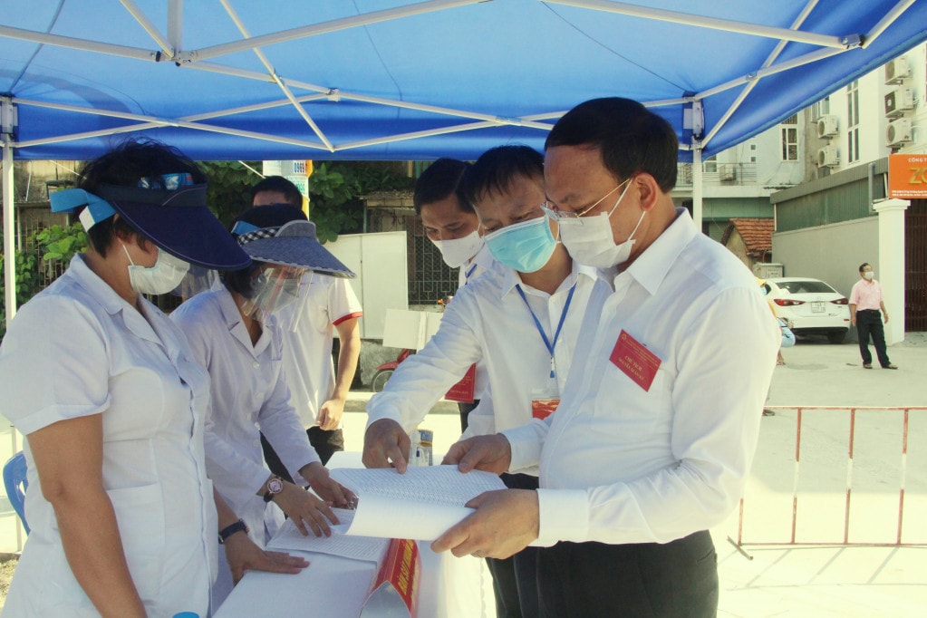 Bí thư Tỉnh ủy Nguyễn Xuân Ký đề nghị các tổ bầu cử chỉ đạo sát sao, vận động cử tri chưa đi bỏ phiếu tham gia bỏ phiếu đúng thời gian quy định và tiếp tục thực hiện nghiêm các quy định phòng chống dịch.jpg