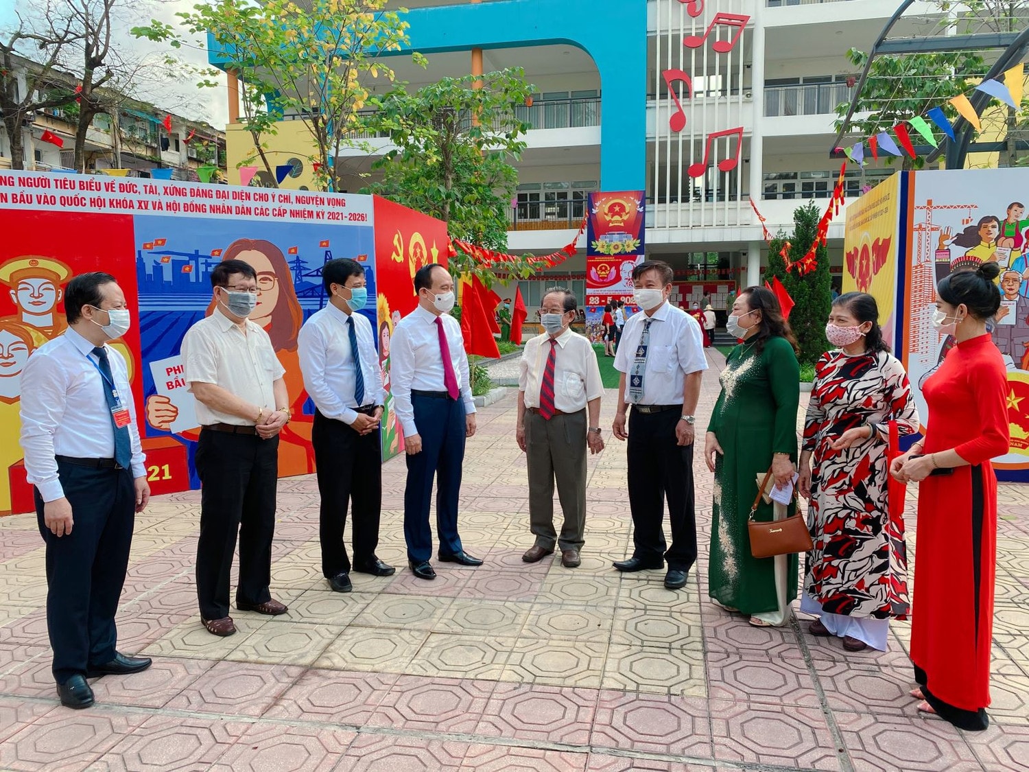 Phó Bí thư Thành ủy, Chủ tịch HĐND thành phố, Chủ tịch Ủy ban Bầu cử thành phố Nguyễn Ngọc Tuấn trao đổi cùng cử tri khu vực bỏ phiếu số 3 phường Trung Tự