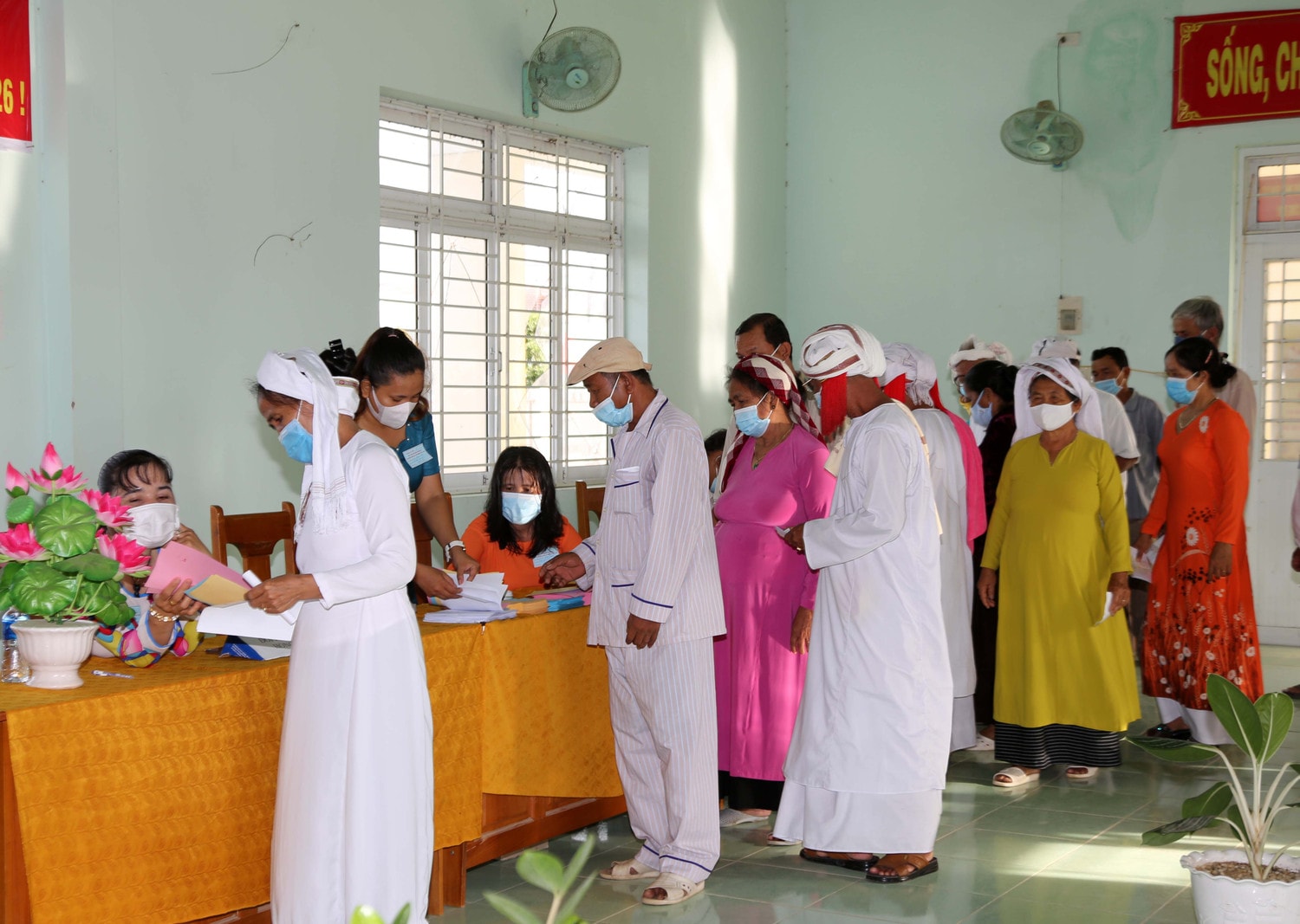 Các cử tri nhận phiếu bầu cử