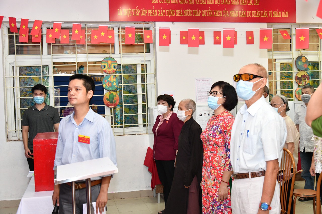 Trước khi vào khu vực bỏ phiếu, Chủ tịch Quốc hội Vương Đình Huệ đã do thân nhiệt, khử khuẩn theo đúng quy định. Ảnh: Lê Tuyết.