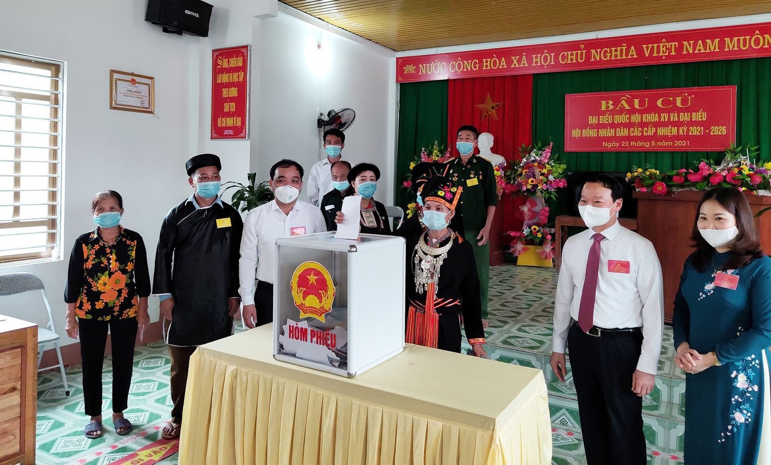 Ủy viên Trung ương Đảng, Bí thư Tỉnh ủy, Trưởng Ban chỉ đạo bầu cử tỉnh Yên Bái đã đi kiểm tra công tác bầu cử tại khu vực bỏ phiếu số 4, thôn Đồng Song, xã Kiên Thành, huyện Trấn Yên