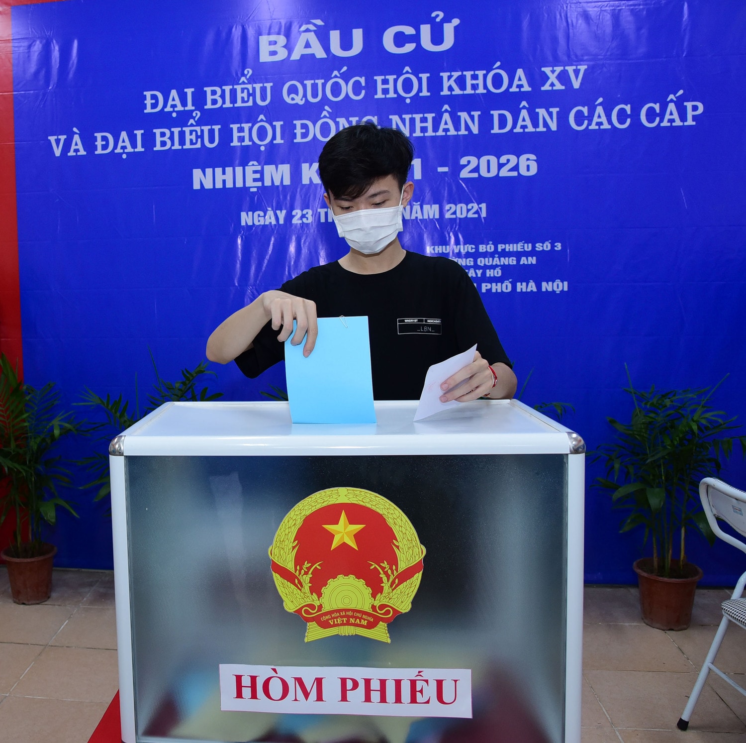 Cử tri Lò Đức Minh 21 tuổi lần đầu bỏ phiếu