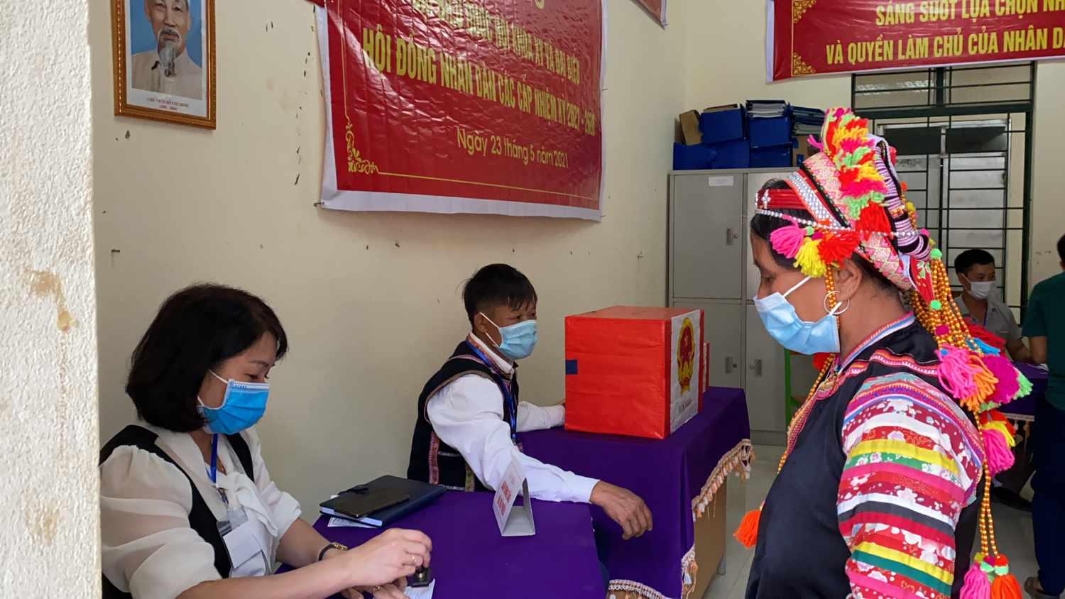 Cử tri xã Pa Ủ, huyện Mường Tè hoàn thành nghĩa vụ bỏ phiếu