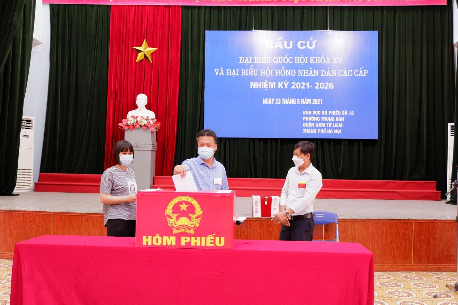 Cử tri đi bỏ phiếu tại khu vực bỏ phiếu ở Trường Đại học Hà Nội