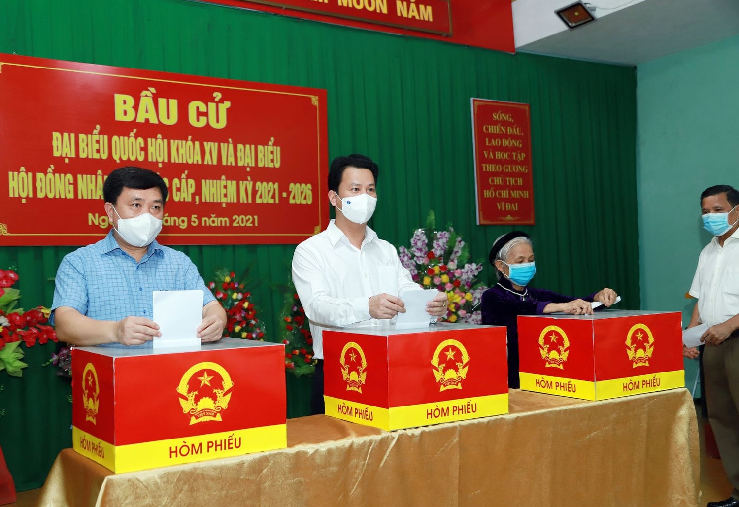 Bí thư Tỉnh ủy, Trưởng đoàn ĐBQH Khóa XIV Đặng Quốc Khánh thực hiện quyền bầu cử tại Tổ bầu cử số 2, Phường Nguyễn Trãi