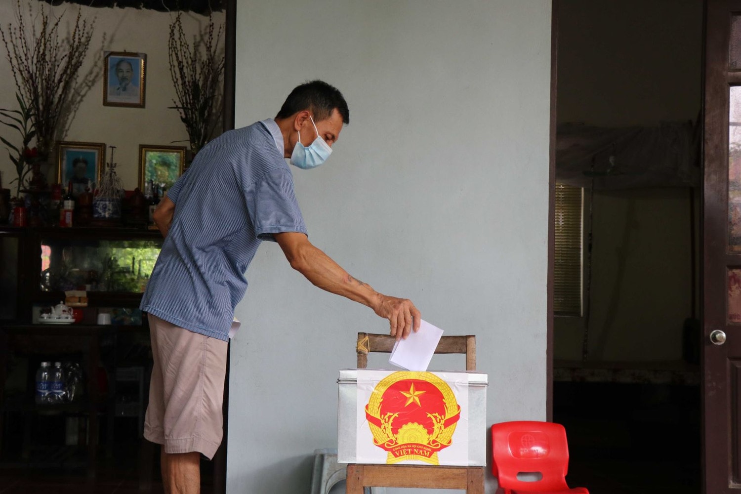 Cử tri bỏ phiếu 