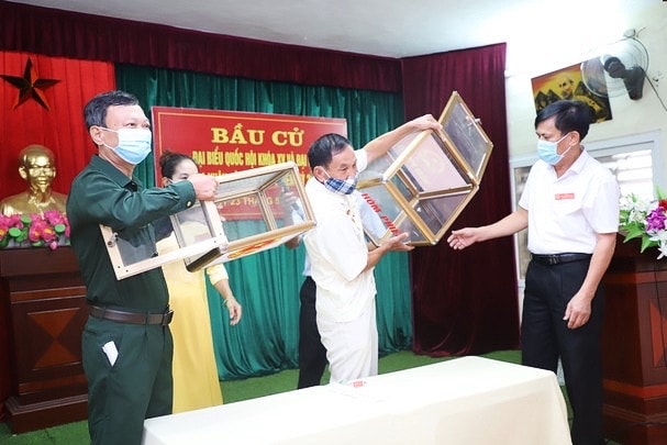 Các cử tri kiểm tra hòm phiếu bầu