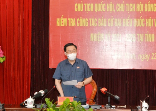 Chủ tịch Quốc hội, Chủ tịch Hội đồng Bầu cử quốc gia Vương Đình Huệ và Đoàn công tác của Hội đồng Bầu cử quốc gia đã làm việc với Lãnh đạo Tỉnh ủy và Ủy ban Bầu cử tỉnh Bắc Giang Ảnh: Chiến Thắng