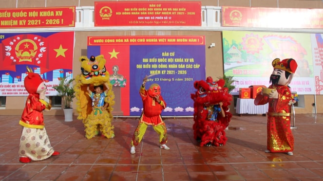 Tiết mục múa lân chào mừng ngày bầu cử