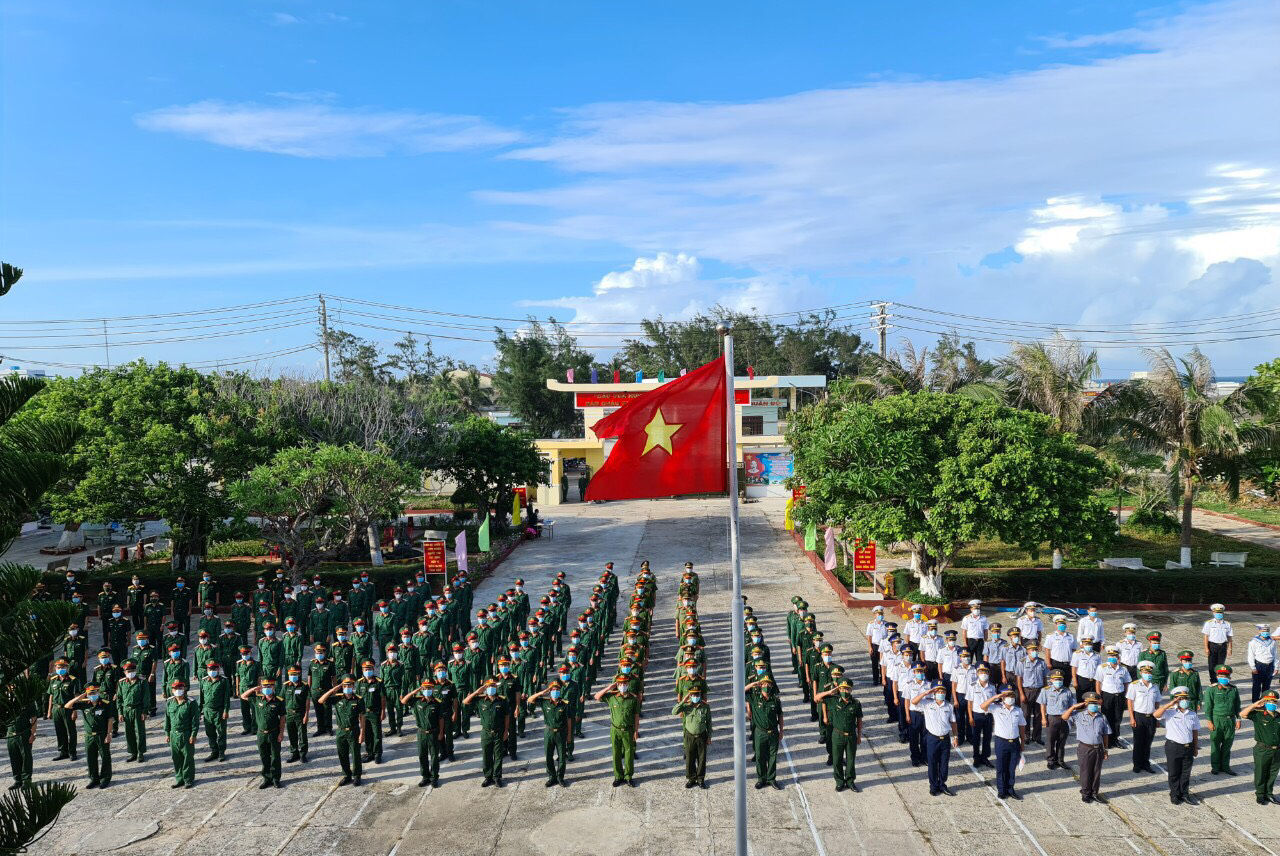Các cử tri thuộc các đơn vị lực lượng vũ trang trên đảo Phú Quý thực hiện nghi lễ chào cờ trước khi bỏ phiếu.