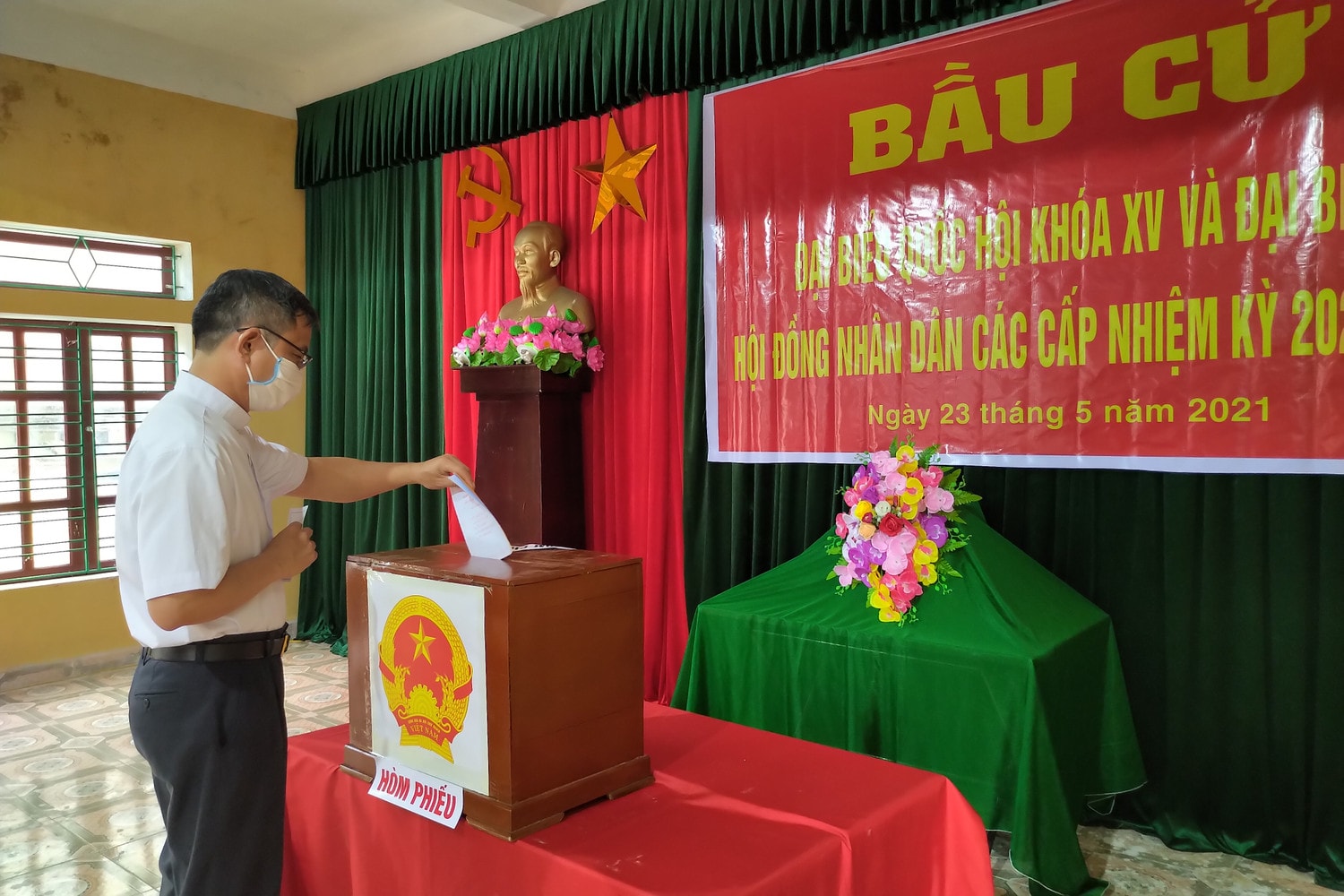 Linh mục Nguyễn Quang Sách là người thứ 2 bỏ phiếu với kỳ vọng 