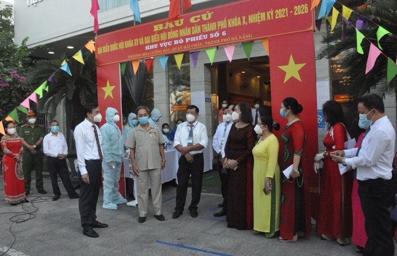  Phó Bí thư Thành ủy, Chủ tịch UBND thành phố Lê Trung Chinh thực hiện quyền công dân tại Khu vực bỏ phiếu số 6, phường Hòa Cường Bắc, quận Hải Châu
