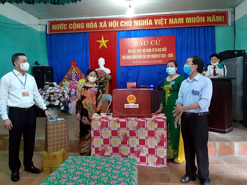 Ủy viên BCH TƯ Đảng, Bí thư Tỉnh ủy Ngô Văn Tuấn thực hiện bỏ phiếu và kiểm tra công tác bầu cử tại khu vực bầu cử TP Hòa Bình