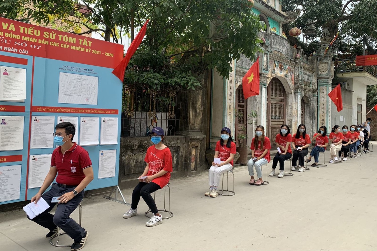 Đoàn cán bộ và sinh viên tình nguyện Trường Đại học Y Hà Nội tại điểm bầu cử số 7, thị trấn Chờ, huyện Yên Phong, Bắc Ninh