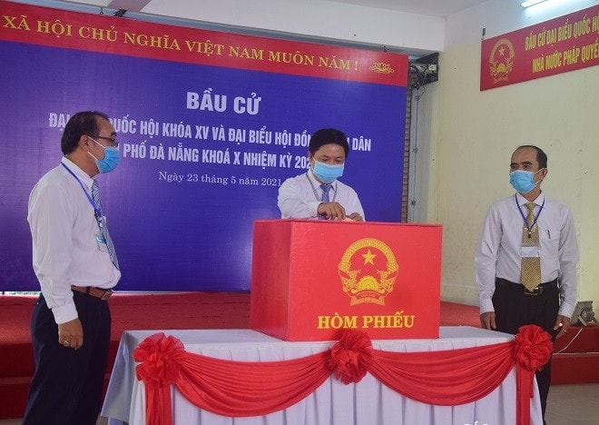 Ủy viên dự khuyết Trung ương Đảng, Phó Bí thư Thường trực Thành ủy, Chủ tịch HĐND thành phố, Chủ tich Ủy ban bầu cử thành phố Lương Nguyễn Minh Triết bỏ phiếu tại khu vực bỏ phiếu số 11, phường Khuê Trung, Cẩm Lệ