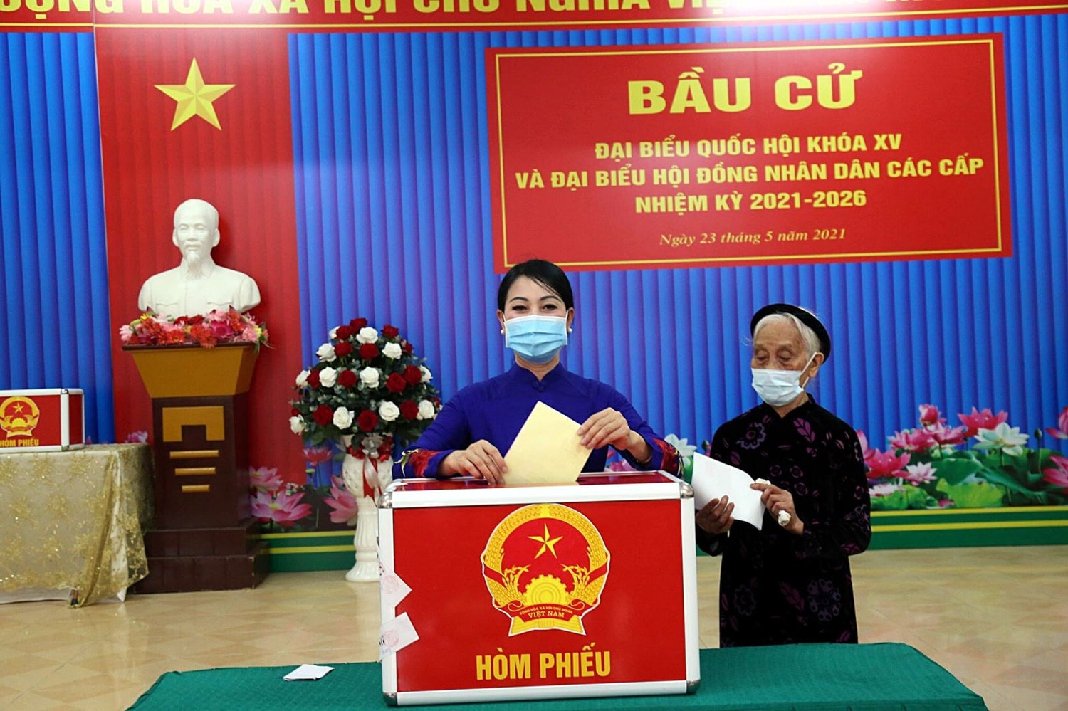 Bí thư Tỉnh ủy Hoàng Thị Thúy Lan bỏ phiếu bầu cử