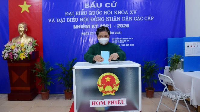 Nguyên Ủy viên Bộ Chính trị, Phó Chủ tịch Thường trực Quốc hội Tòng Thị Phóng bỏ phiếu