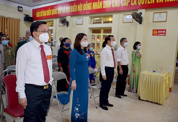Ủy viên Trung ương Đảng, Bí thư Tỉnh ủy Yên Bái Đỗ Đức Duy thực hiện nghi thức chào cờ khai mạc bầu cử tại khu vực bỏ phiếu số 13, phường Đồng Tâm, TP Yên Bái