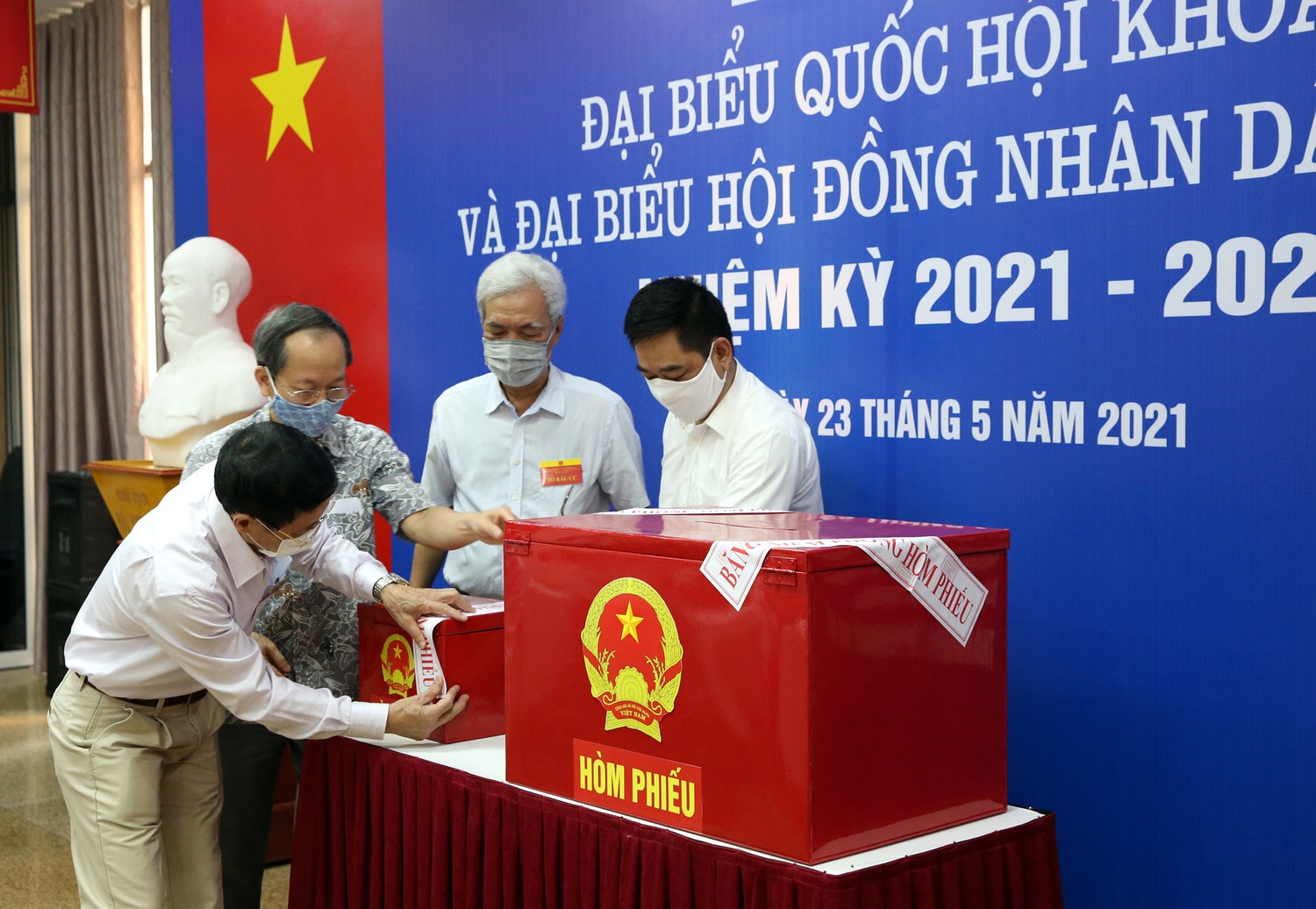 Tổ bầu cử tại Khu vực bỏ phiếu số 9, phường Ô Chợ Dừa tiến hành thủ tục kiểm tra hòm phiếu chính, hòm phiếu phụ và niêm phong hòm phiếu theo quy định